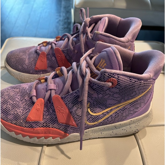 Kyrie Nike girls basketball sneakers. Youth size 5 - Picture 4 of 7